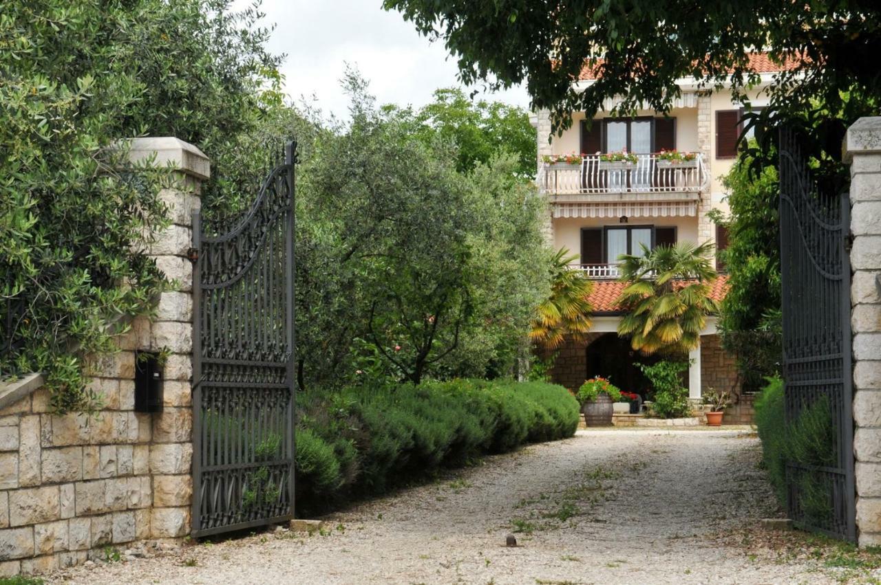 Haus Liliana Hotel Tar-Vabriga Buitenkant foto